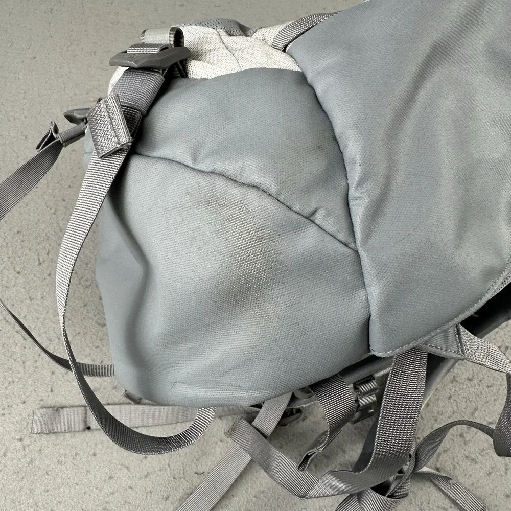 The North Face Women's Recon Backpack TNF White Metallic Melange/Mid Grey - Used
